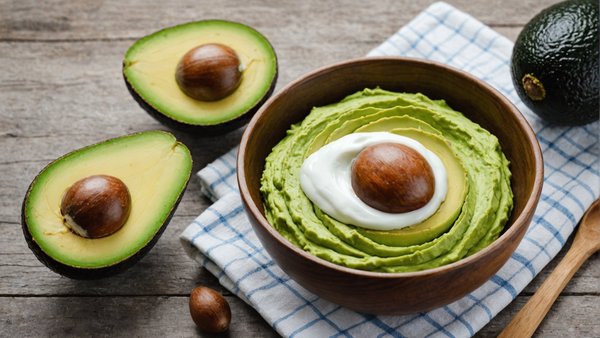 Comment préparer un masque capillaire régénérant avec de l'avocat et du yaourt?